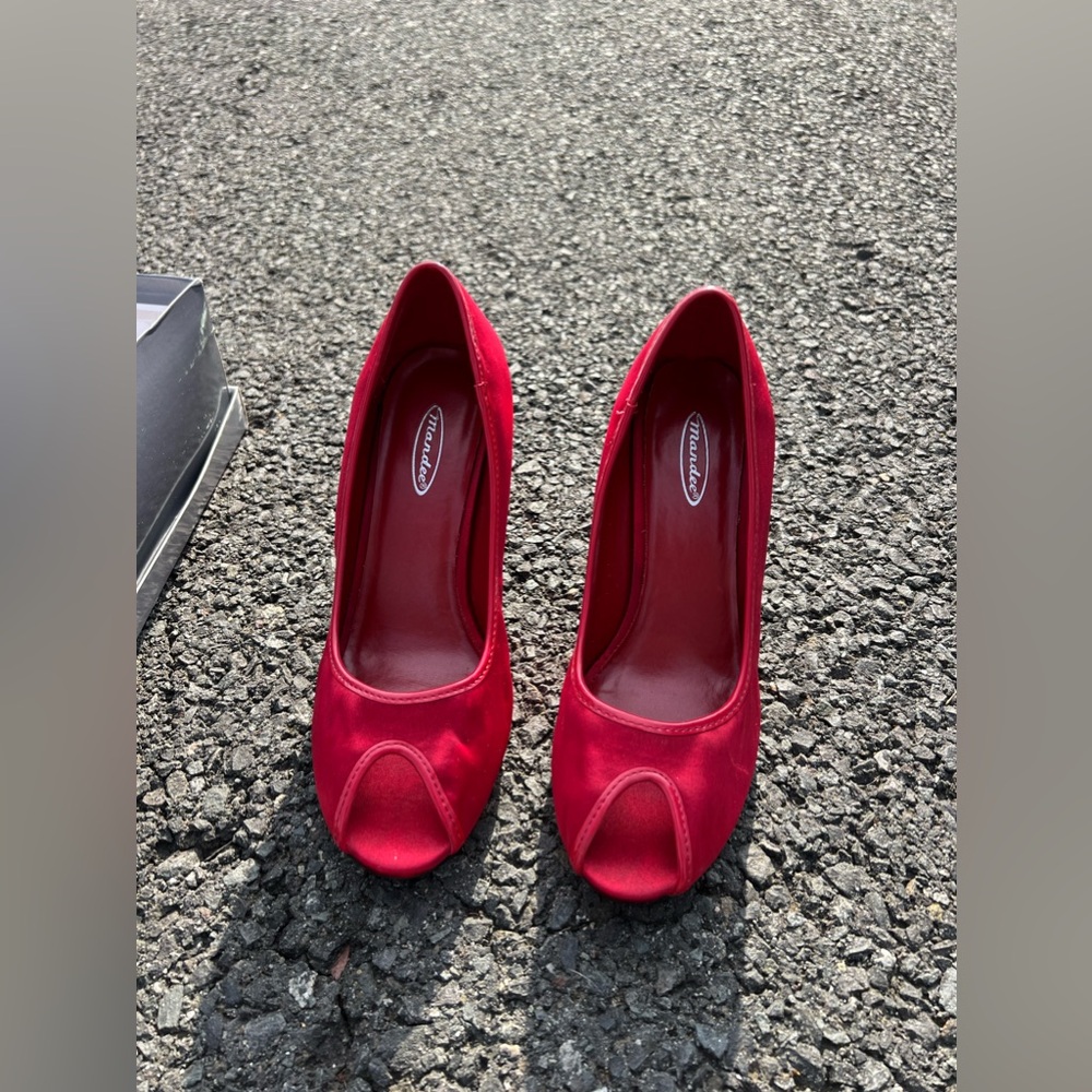 Size 8.5 pumps red from mandees